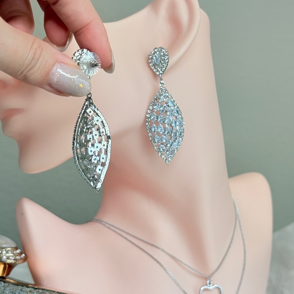 ⚜️ Chic Silver Teardrop Earrings - Picture 4 of 10